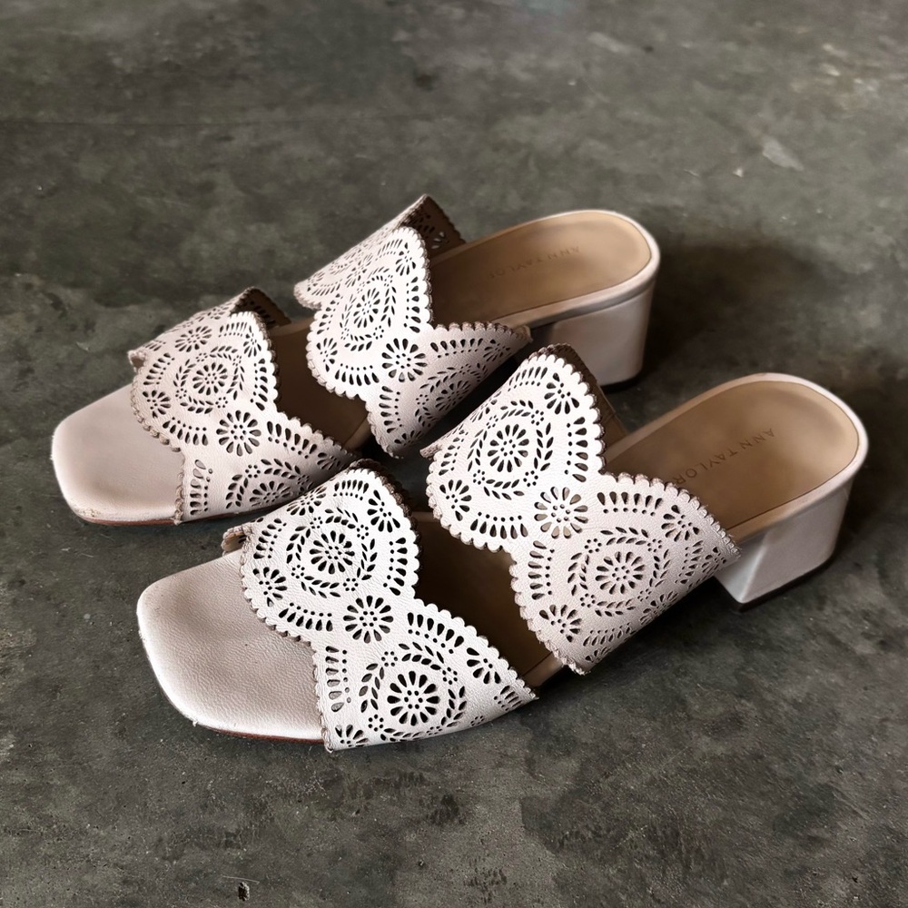 Ann Taylor cream white leather women’s sandals
